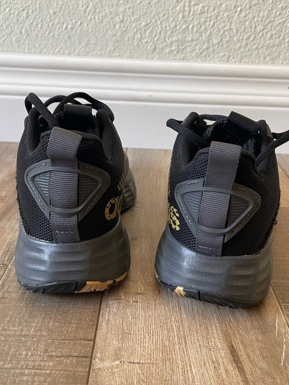 adidas Ownthegame 2.0 Kids Size 2 Basketball Shoes Gray Gold Black
